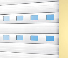 Profil aluminiowy przeszklony to dodatkowe doświetlenie pomieszczenia. Przeszklenia rozmieszczone na całej szerokości profilu harmonizują z wyglądem bramy.